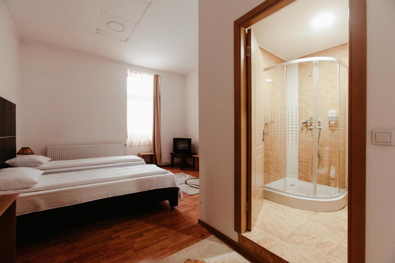 فندق Tîrgu Lăpuşفي  Casa Preturii المظهر الخارجي الصورة